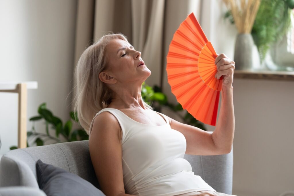 mulher na menopausa com fogachos, sem ingestão de alimentos