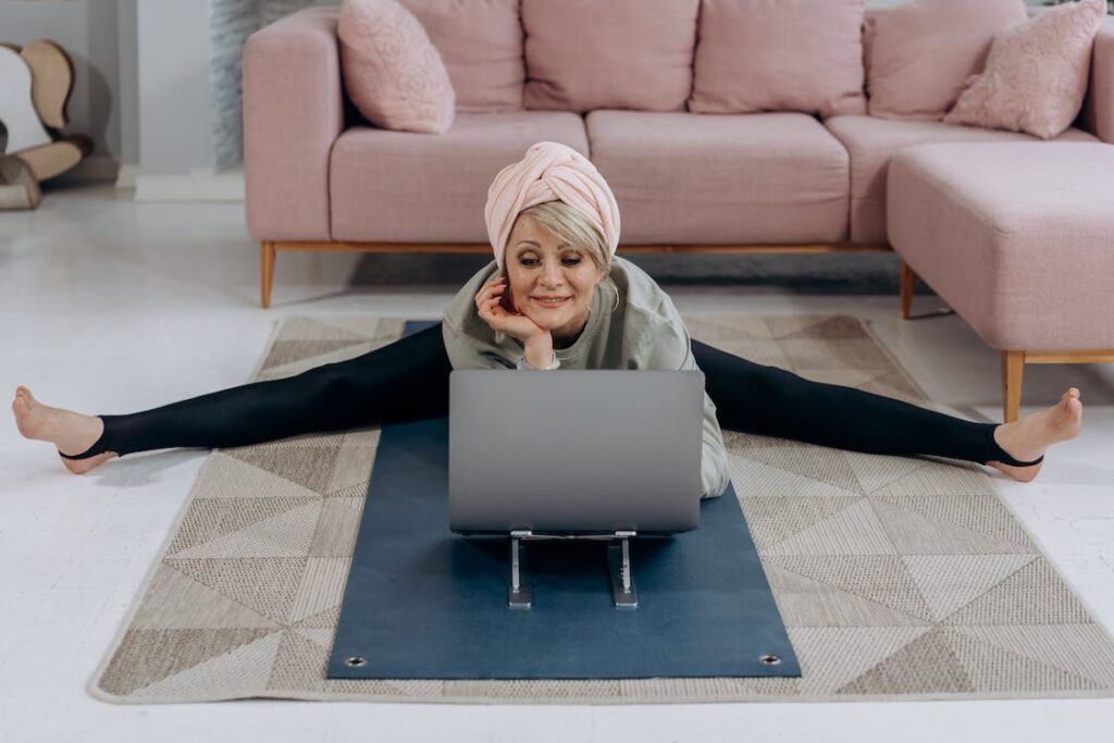 Mulher praticando exercícios para um boa forma física.