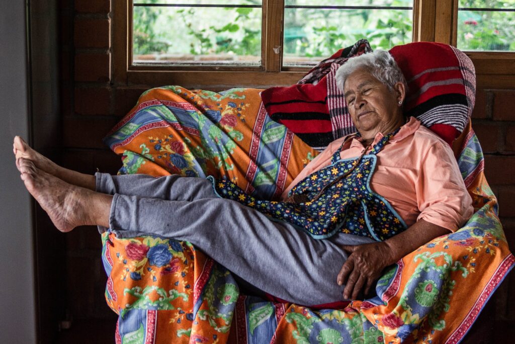 Mulher dormindo com a saúde do sono em dia.