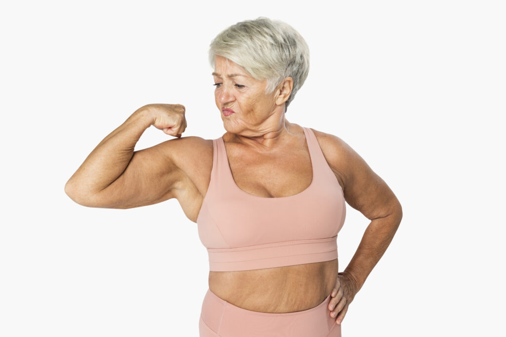 Mulher idosa com massa muscular, lutando contra a sarcopenia.